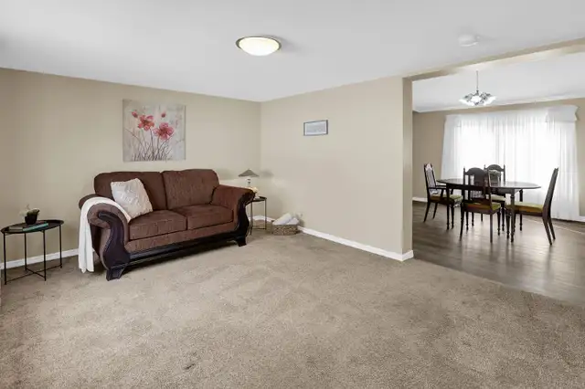 SPACIOUS BUNGALOW W/SERENE VIEWS - 3 BED, 2 BATH in Houses for Sale in Hamilton - Image 6