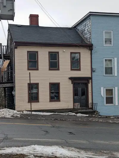3D PROPERTY MANAGEMENT Bookings: (506)631-8016 **Available July 1st** Updated 1 bedroom apartment on...