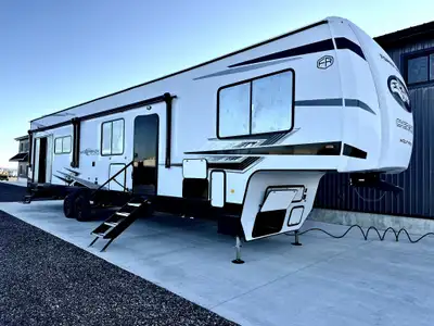 5th WHEEL!!!!!Specifications and Features: Length: 45 ft Width: 8 ft 6 in Exterior Height: 13 ft 5 i...