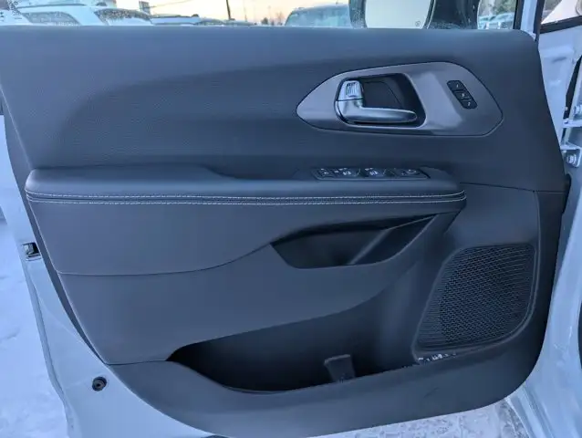 2026 Chrysler Pacifica Select in Cars & Trucks in Edmonton - Image 16