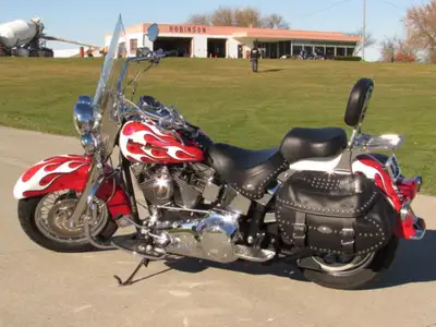 - $8,000 in Options - 21,000 KM - Rare Paint, Simply Gorgeous This Beautiful 2005 Heritage Softail C...