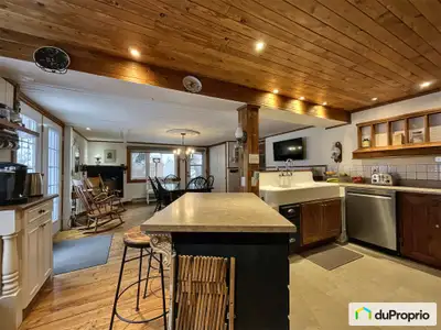 Magnifique demeure ancestrale offrant une vue partielle sur le fleuve. Idéale pour les familles, les...