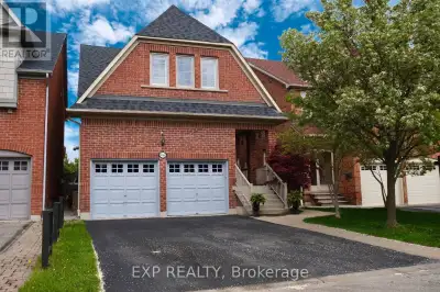 Stunning executive 3 bedroom 4 bathroom family home in prime Mississauga location! Extensive renovat...