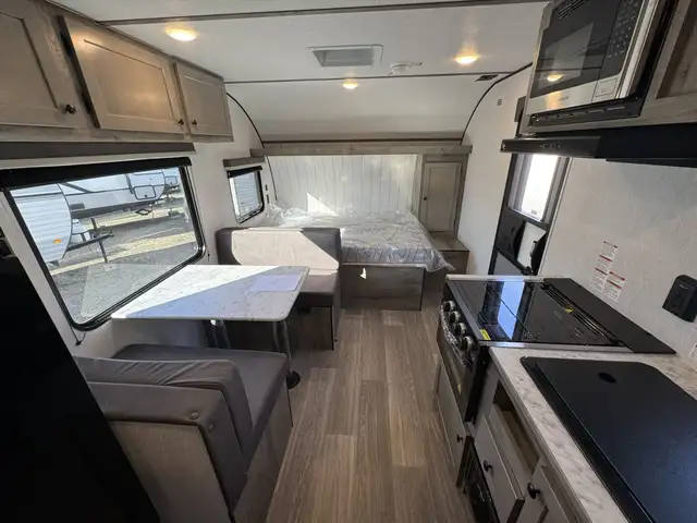 2027 ,Sun Lite,Sunset Park RV 21DB in Travel Trailers & Campers in Kamloops - Image 6
