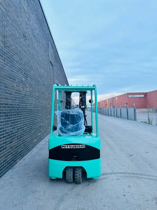 Mitsubishi 3-wheeler 3000 lbs Cap with 3 stage with side-shift in Heavy Equipment in Mississauga / Peel Region - Image 5