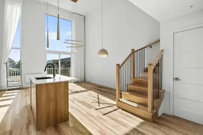 Rosemont : Avec garage et caiser de rangement, cCe condo sur 2 niveaux séduit par ses spectaculaires...