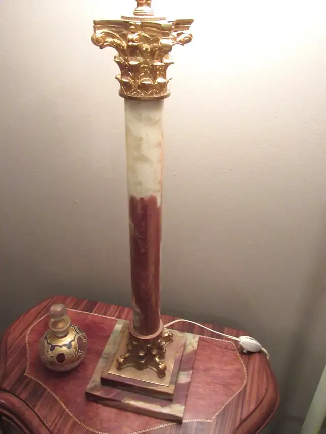 Tall Antique Marble And Gilt Bronze Corinthian Column Table Lamp in Indoor Lighting & Fans in City of Montréal - Image 4