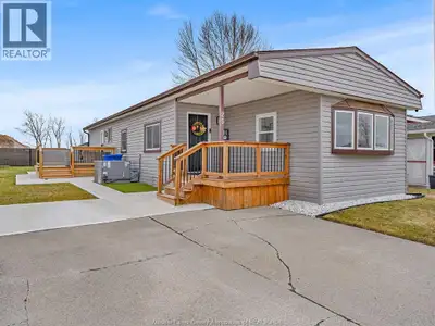 Stunning Mobile Home Professionally Renovated in 2024– Move-In Ready with No Rear Neighbours Welcome...
