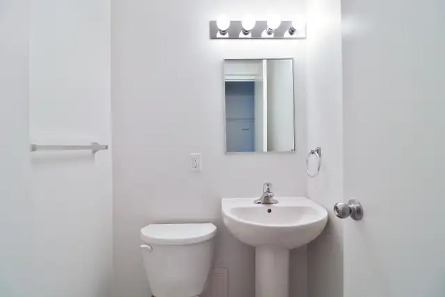 2 Bedroom 1.5 Bath in Long Term Rentals in City of Toronto - Image 17