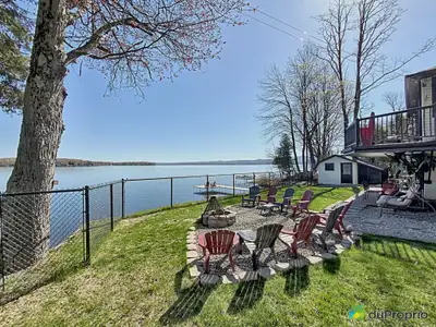 Magnifique propriété au bord de l'eau, vous en faites votre chalet ou votre résidence principale: Le...