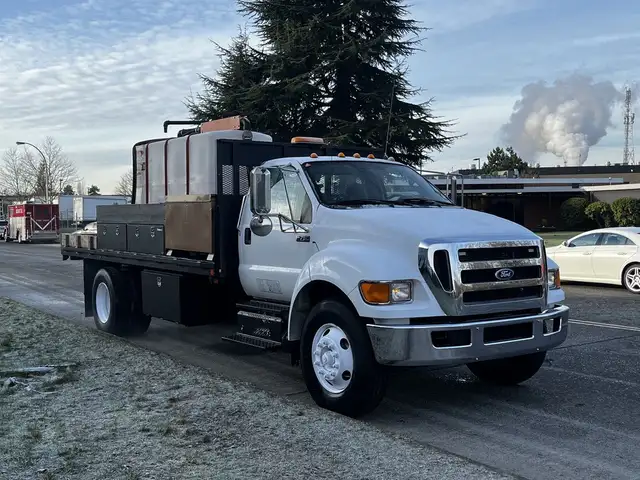 2011 Ford F750 18 Foot Cummins Manual Flatdeck in Heavy Trucks in Winnipeg - Image 2