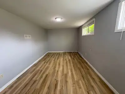 Spacious 2 Bedroom,1 Bathroom Located East