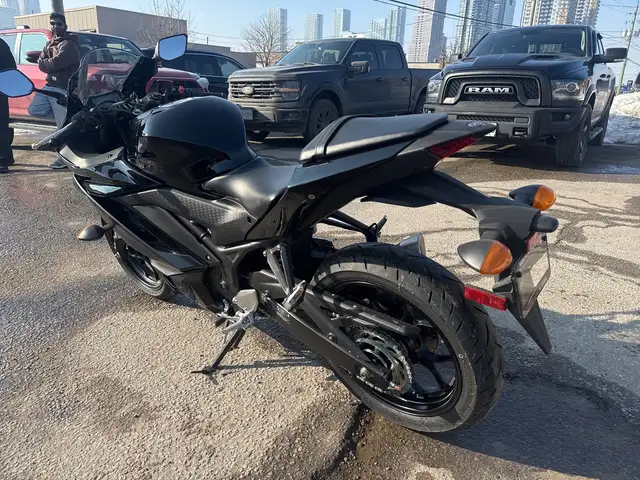 2023 Yamaha YZF-R3 ~ YAMAHA R3 ~ ABS ~ COOL BIKE ~ ONLY 18KMS ~ in Street, Cruisers & Choppers in City of Toronto - Image 7