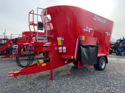 2023 TRIOLIET SOLOMIX 2 2400 ZK TMR FEED MIXER STOCK # A059557 TWIN AUGER 847 CUBIC FEET CAPACITY SI...