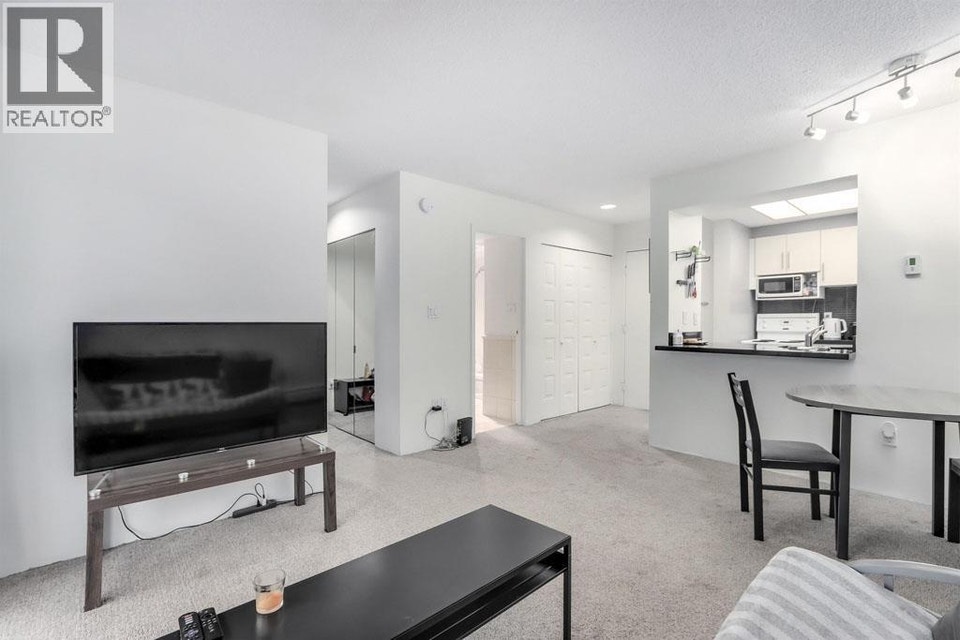 207 1450 LABURNUM STREET Vancouver, British Columbia 5