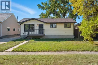 Looking for an excellent starter home or family home? This 4 bed / 2 bath bungalow boasts 864 sq.ft...