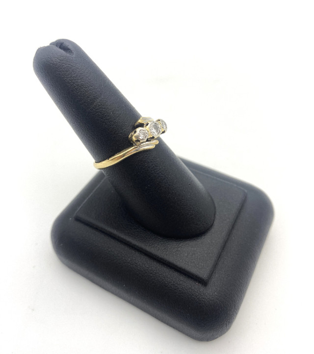18 Karat Yellow Gold 3.3gms 3 Diamond Ring $375 in Jewellery & Watches in Mississauga / Peel Region - Image 2