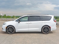 Come see this 2024 Chrysler Pacifica Touring-L before someone takes it home! *You Can't Beat the Pri... (image 1)