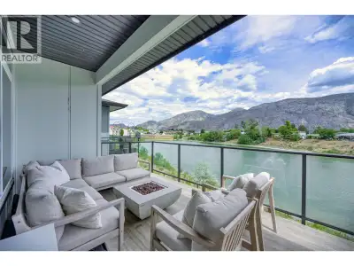 WATERFRONT TOWNHOME at The Villas!! This stunning 3-bedroom, 3-bathroom townhome overlooks Peanut La...
