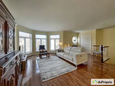 Chaleureux condo 4 ½ idéalement situé au coeur de Lebourgneuf, dans le quartier recherché Le Mesnil,...