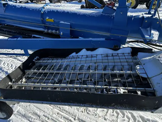 2015 Brandt 16 X 105 Ft Hydraulic Swing Grain Auger 16105-HP in Farming Equipment in Grande Prairie - Image 10