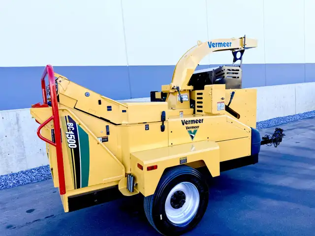 2019 VERMEER BC1500 CUMMINS DIESEL PROFESSIONAL WOOD CHIPPER !! in Heavy Equipment in Calgary - Image 7
