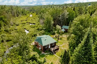 Lac Elgin, Stratford en Estrie. Chalet 4 saisons clé en main avec ACCÈS NOTARIÉ au lac Elgin à quelq...