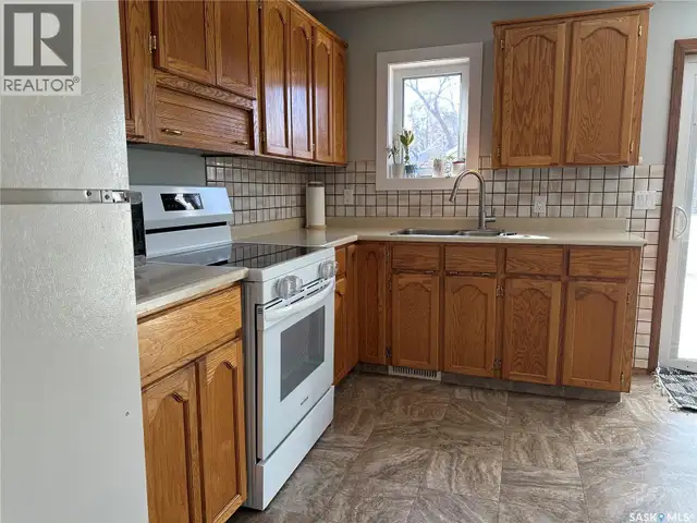 24 3rd AVENUE SE Weyburn, Saskatchewan in Houses for Sale in Regina - Image 7
