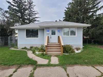 P05//Portage La Prairie/Great curb appeal, tons of upgrades, double detached garage (insulated & hea...