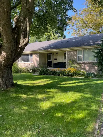 Six Bedroom Two Bath, Two Kitchens Five minute Walk to Main Campus Perfect Location Parking Is Inclu...