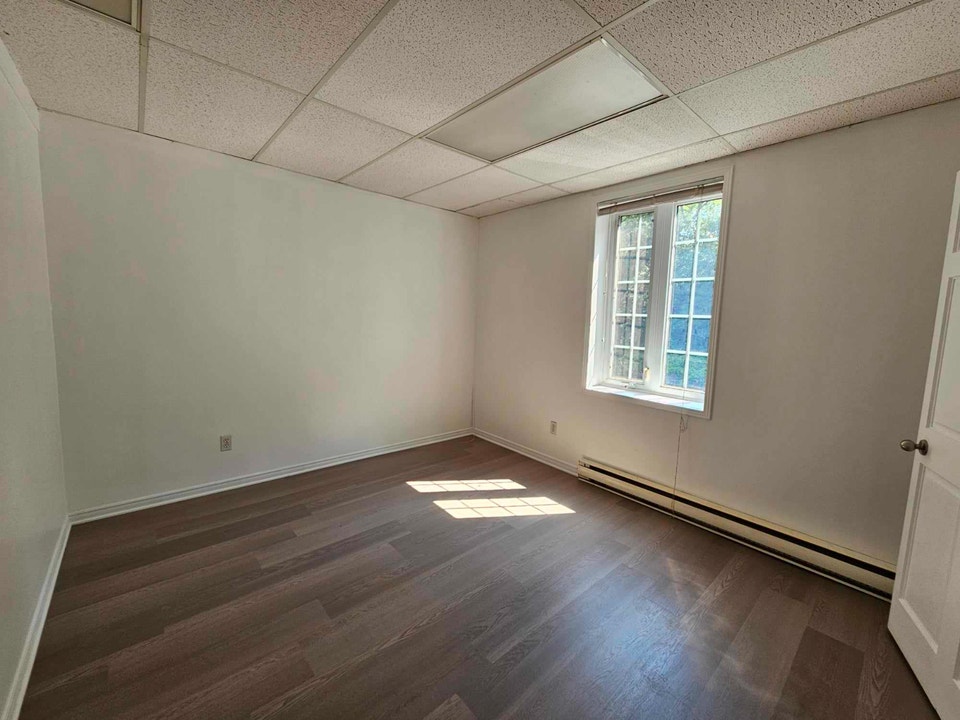 All Inclusive 1-Bed+Den Second Floor Apartment Downtown Pembroke 5