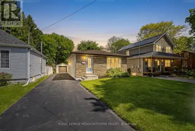 FABULOUS 2+1 BEDROOM BUNGALOW! LOCATED IN THE HEART OF TOWN CLOSE TO TRANSIT, SHOPPING AND SCHOOLS.T...