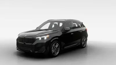 Découvrez ce BMW X1 xDrive28i M Sport Edition neuf, habillé d'une élégante peinture Noir saphir méta...