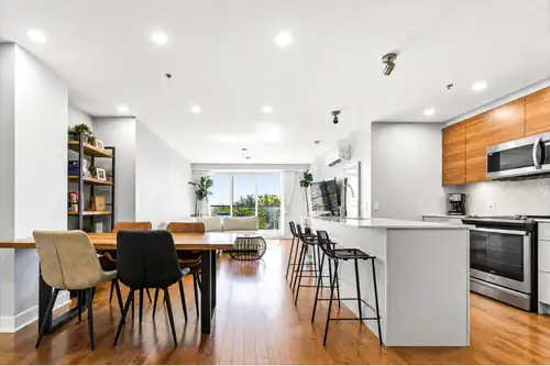 Magnifique condo à louer au cœur d'Ahuntsic, Montréal. Disponible le 1er novembre. L'unité comprend...