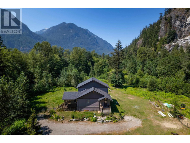 15060 SQUAMISH VALLEY ROAD Squamish, British Columbia in Houses for Sale in Sunshine Coast - Image 2