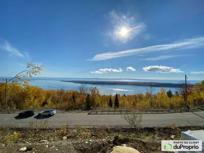 Une vue immersive sur l'Isle-aux-Coudres, petite île qui se la coule douce au milieu du majestueux F...