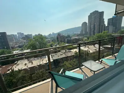 L'appartement entièrement meublé comprend une salle de bain privée, ainsi qu'une cuisinette équipée...