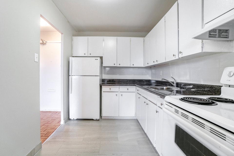 LARGE 2 BEDROOMS AVAILABLE NOW! INDOOR PARKING 3