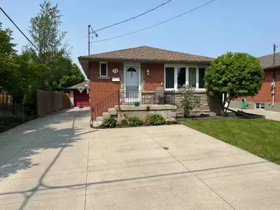 **NEWLY RENOVATED** 2 Bedroom Lower Unit in Hamilton