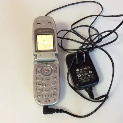 Motorola V220 Silver 128x128 Pixels 0.3MP Single Camera (Cellula, View more