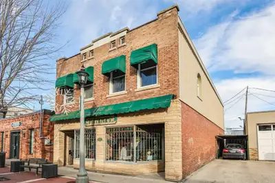 FOR SALE - MULTI-USE COMMERCIAL STOREFRONT W/FULL RESIDENCE ABOVE … Located in a trendy region of do...