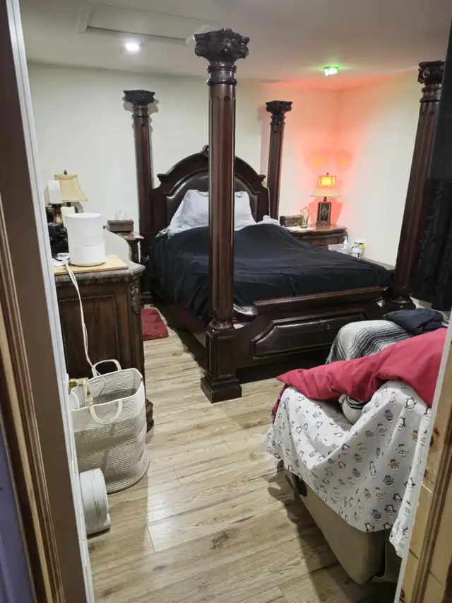 Set de chambre en bois massif in Beds & Mattresses in Drummondville - Image 3