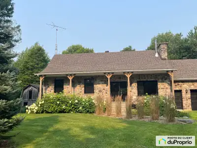 Libre immédiatement : Propriété sur un terrain de 2,3 acres au coeur de la forêt. Dotée d'un sauna e...