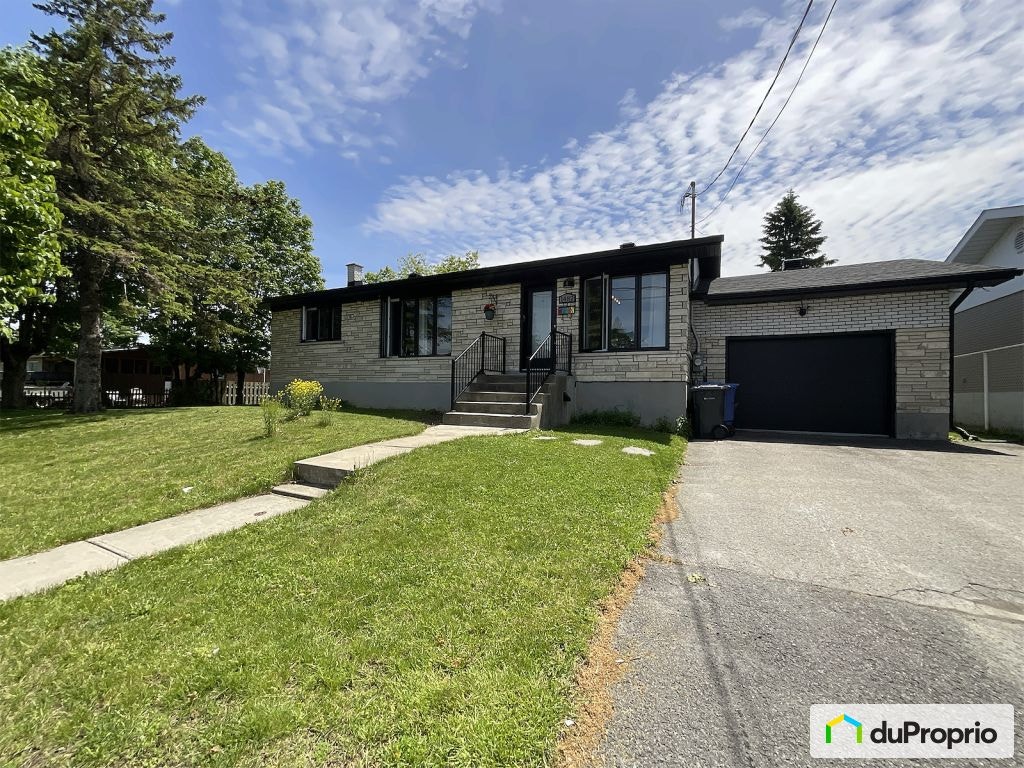 $765,000 - Bungalow for sale in Longueuil (St-Hubert) — photo 1