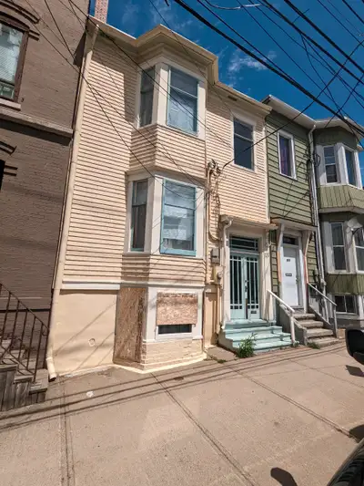 131 Duke St #2 - Bright Uptown Bachelor w/ Laundry Room
