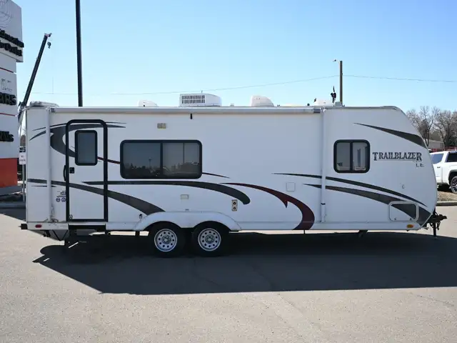 2010 Trailblazer T240S in Travel Trailers & Campers in St. Albert - Image 8