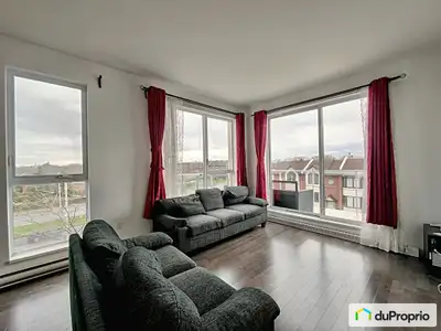 Condo situé au 3e étage. Possède un espace de stationnement intérieur et un extérieur. Près du canal...