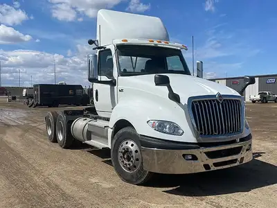 Stock #: V414065 Tandem Axle Day Cab Tractor, International A26 engine (450/450) HP, Eaton Fuller Ul...