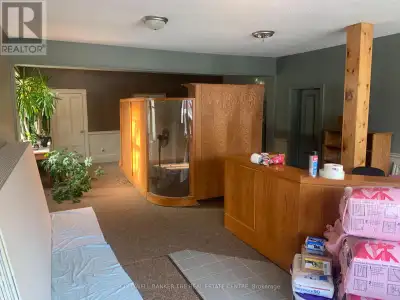 700 s.f. commercial space available for Lease. Was a dental clinic. Can be a doctor's office/clinic/...