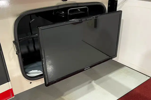 2018 Holiday Rambler Admiral 30U – Pre-Owned Class A Motorhome.  in RVs & Motorhomes in Red Deer - Image 13